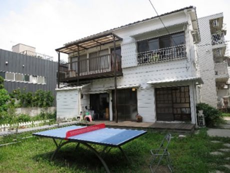 モクチン企画の事務所(空地では保育園の子どもたちが遊んだり、