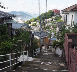 遠く海が見え緑も多い