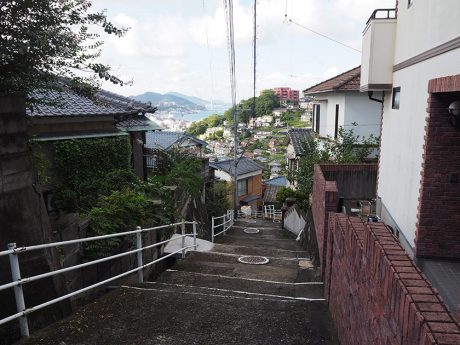 遠く海が見え緑も多い