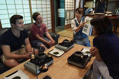 旅行事業者を招いたツアー提案(茶園でのほうじ茶焙煎体験)