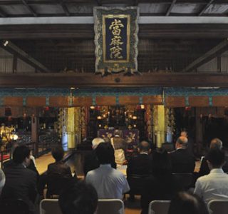 天性寺での法要に集結した多くの所員とOB