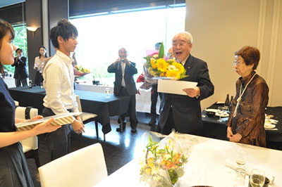 三輪名誉会長の米寿の祝い贈呈