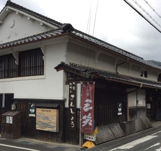 カフェを併設する酒蔵が地区イメージを牽引（景観重要建造物）