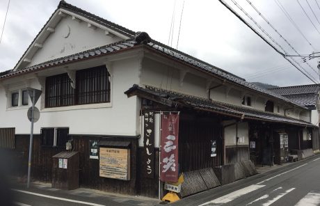 カフェを併設する酒蔵が地区イメージを牽引（景観重要建造物）