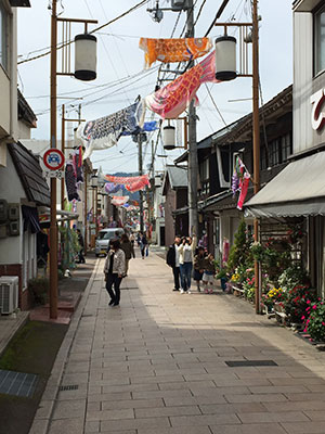 5月の藤祭りでは商店街一帯が賑わいをみせる