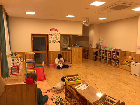 乳児保育室：ゆったりした空間で一日を過ごします
