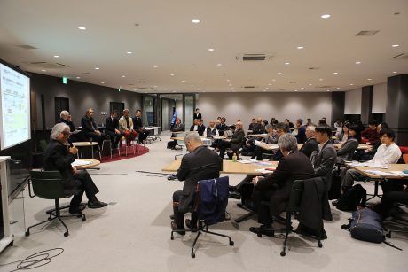 ラウンジ風にしつらえられた会場の様子(撮影:田籠哲也)
