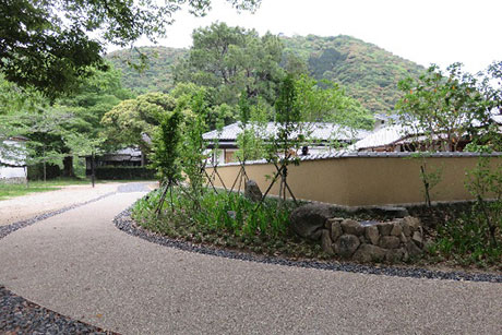 園路と茶庭塀(山頂に岩国城が見える)