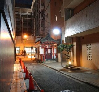 マンションに囲まれた路地に佇む神社