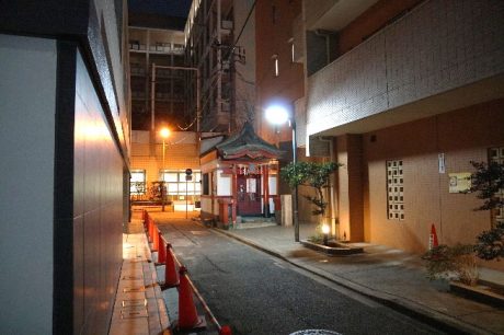 マンションに囲まれた路地に佇む神社