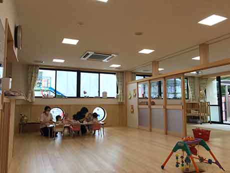 窓からは本堂(工事中)と園庭が見えます