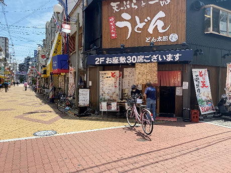 店頭でお弁当を販売している様子