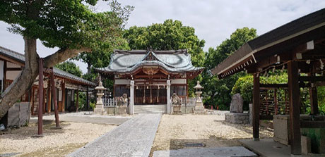 伊居太神社と伊居太古墳：尼崎市では最大規模の前方後円墳であったが、社殿地築造のため墳丘は石なわれていて、手水舎の奥に古墳の面影は垣間見える