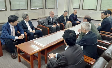 門川京都市長に要望書を提出する野村理事長と商店街役員の皆さん(令和2年3月)