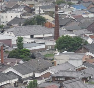 醤油醸造の煙突が残る龍野の町並み