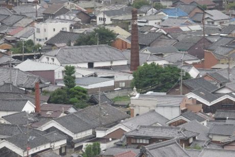 醤油醸造の煙突が残る龍野の町並み