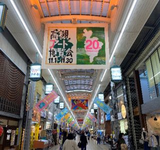 センター街に巨大絵画が飾られている様子（今年度）