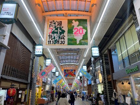 センター街に巨大絵画が飾られている様子（今年度）