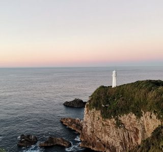 夜明けの足摺岬灯台（撮影　竹内和巳）