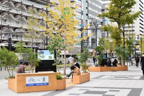 拡幅した道路空間の休憩施設