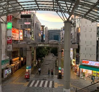 駅前の様子（奥の建物が閉店した百貨店）