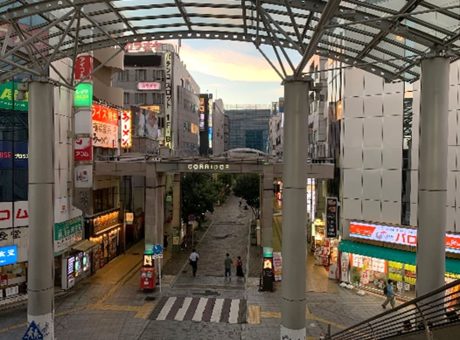 駅前の様子(奥の建物が閉店した百貨店)