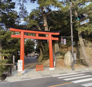 (１) 再建した「西大鳥居」