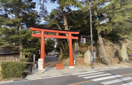 (１) 再建した「西大鳥居」