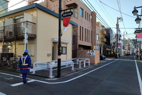 道路用地として買収され、柵で囲われた何もない空間