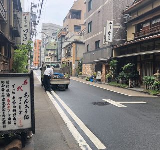 須田町のいせ源と竹むら：のこぎりで氷を切るおじさん