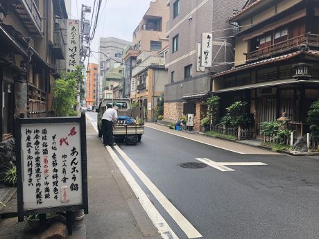 須田町のいせ源と竹むら：のこぎりで氷を切るおじさん