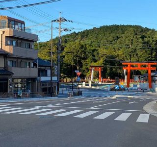 御薗橋から見る「大鳥居」と「一の鳥居」、その背景に見える神山の緑