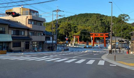 御薗橋から見る「大鳥居」と「一の鳥居」、その背景に見える神山の緑
