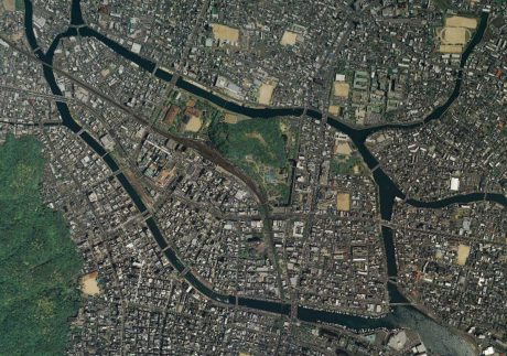 徳島市の中心市街地は川に囲まれひょうたんの形をしています（国土地理院　空中写真）