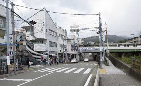 川沿いのバス停より芦屋川駅を望む