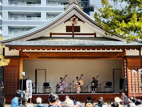 四柱神社神楽殿で披露された津軽三味線