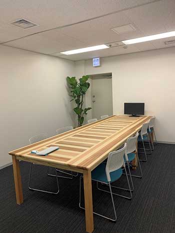 愛知県産材の会議室テーブル