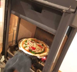 薪ストーブで焼く前のピザ