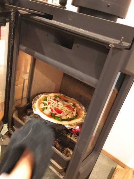 薪ストーブで焼く前のピザ