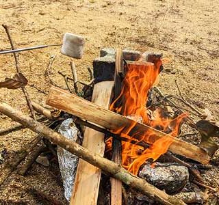 たき火で焼きマシュマロをつくる様子