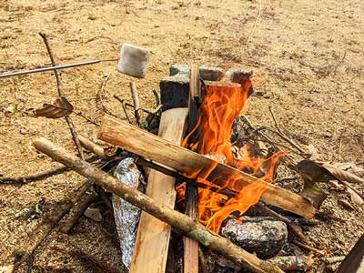 たき火で焼きマシュマロをつくる様子