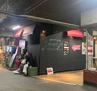 路地奥ならぬ駐車場奥で営業する店