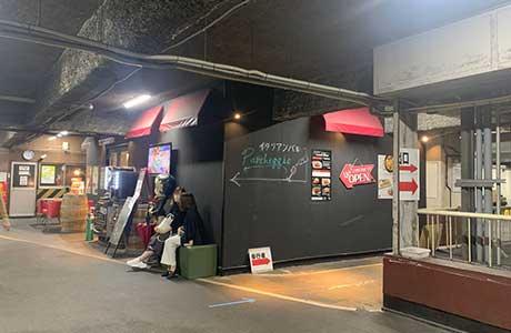 路地奥ならぬ駐車場奥で営業する店