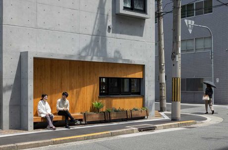 まちかどに設けた誰でも座れるベンチ 撮影：笹の倉舎/笹倉洋平