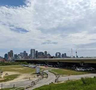 淀川の河川敷越しに見える梅田スカイビルと高層ビル群