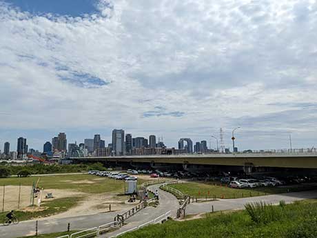 淀川の河川敷越しに見える梅田スカイビルと高層ビル群