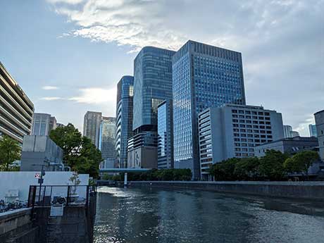 中之島フェスティバルタワーと川面と空の青