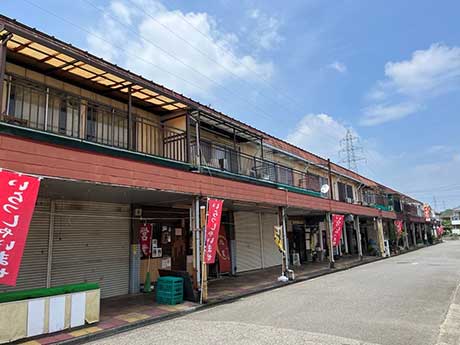 地区内のシャッター通りとなった商店街