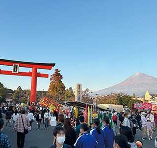 赤く染まる富士と富士山本宮浅間大社