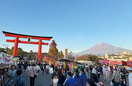 赤く染まる富士と富士山本宮浅間大社